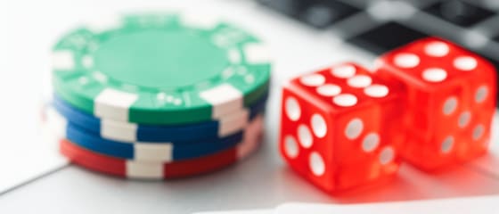 Tiešsaistes pokers pret standarta pokeru — kāda ir atšķirība?